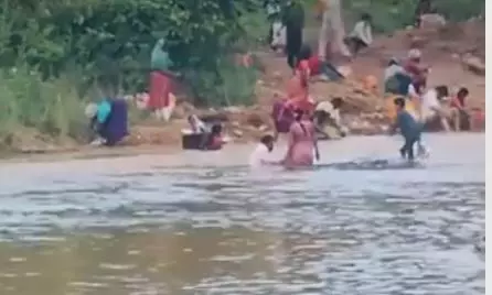 Diamond Hunt Draws Hundreds to Nallamala Forest Streams in Nandyal Diamond Hunt Draws Hundreds to Nallamala Forest Streams in Nandyal