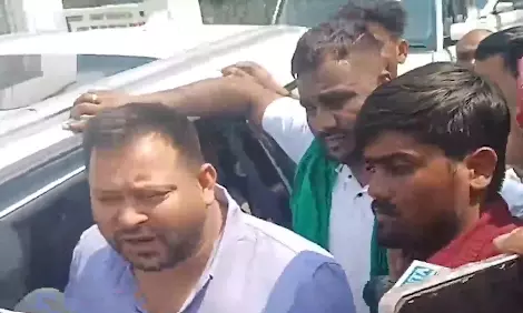 Bihar LoP Tejashwi Yadav Meets Injured Siwan Protesters At Medanta Hospital Bihar LoP Tejashwi Yadav Meets Injured Siwan Protesters At Medanta Hospital