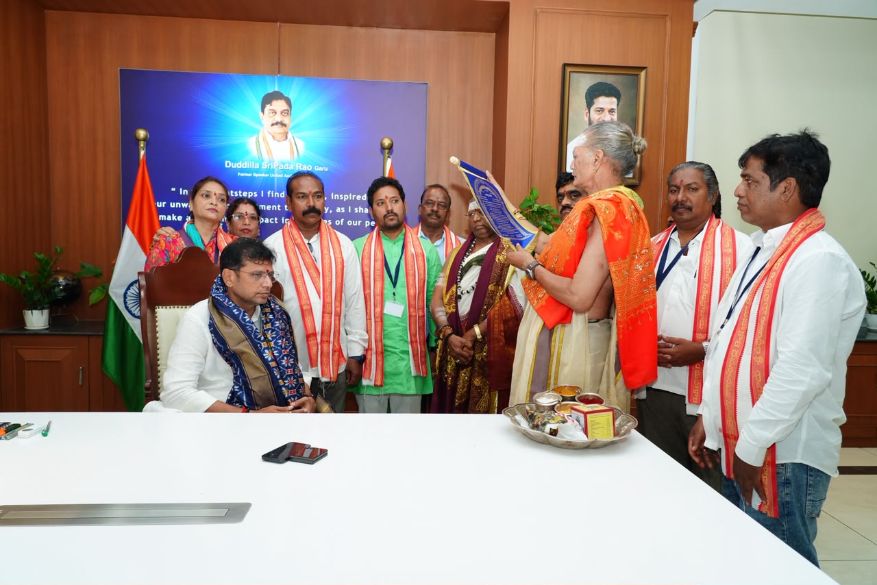Ujjaini Mahankali Temple Invites Minister for Bonalu