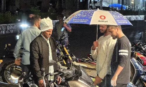 Evening Showers Slow Traffic in Hyderabad Evening Showers Slow Traffic in Hyderabad