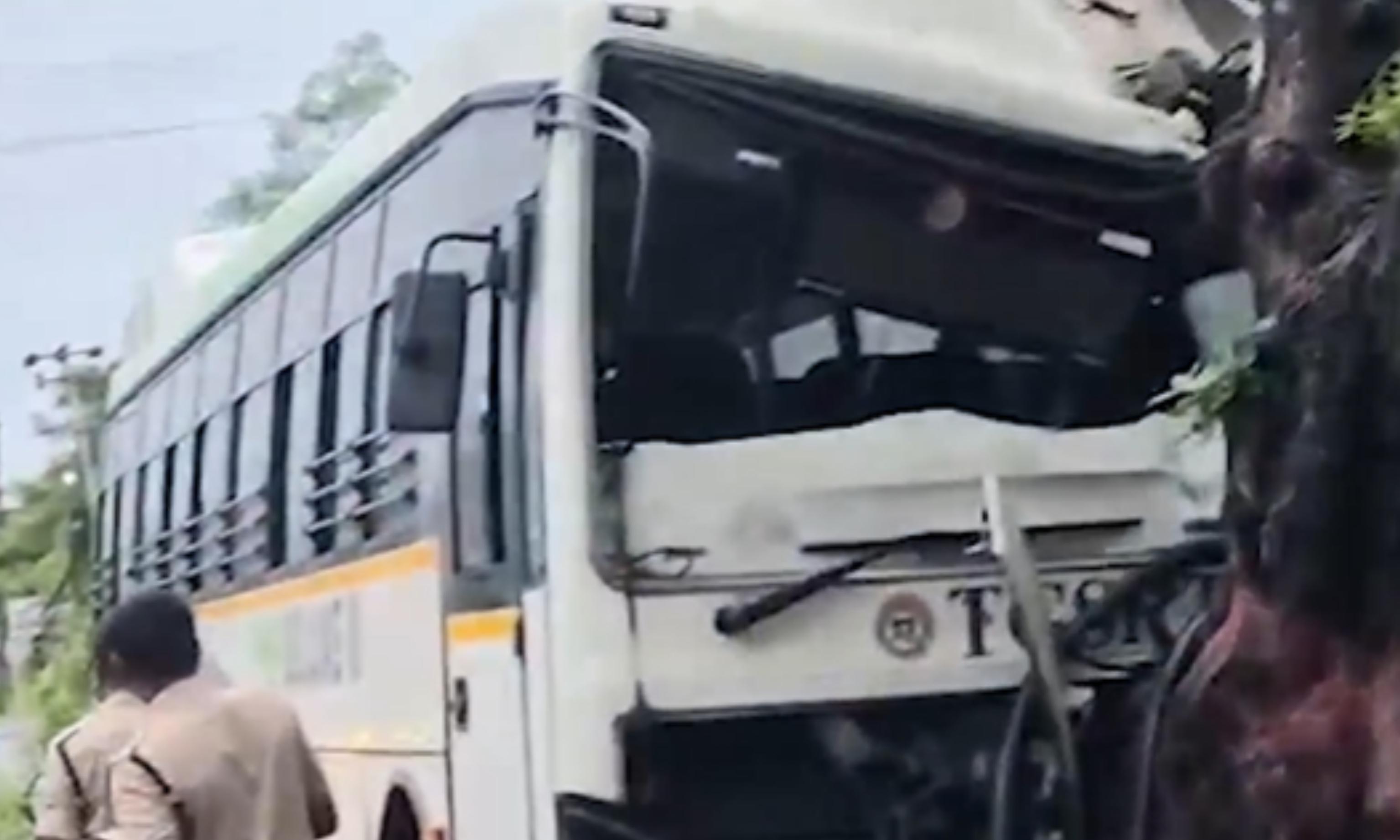 Eight Injured in Electric Bus Crash