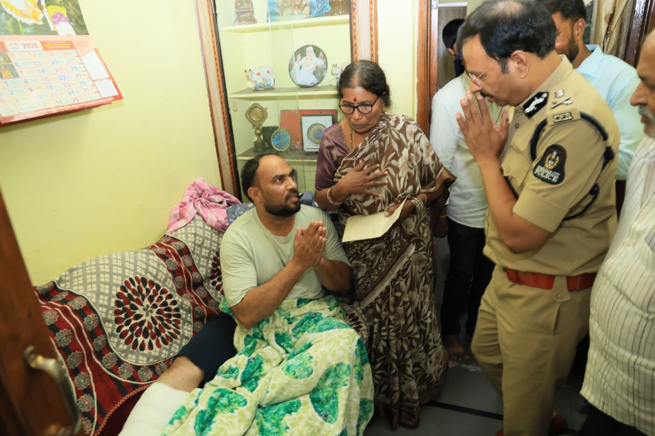Police Commissioner Visits Injured Constables