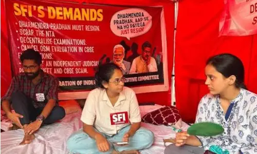 Delhi Police Enter CPI(M) HQ AKG Bhavan, Tries To Arrest Aishe Gosh