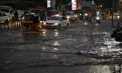 Rain Pounds Hyderabad, Snarls Traffic Across City Rain Pounds Hyderabad, Snarls Traffic Across City
