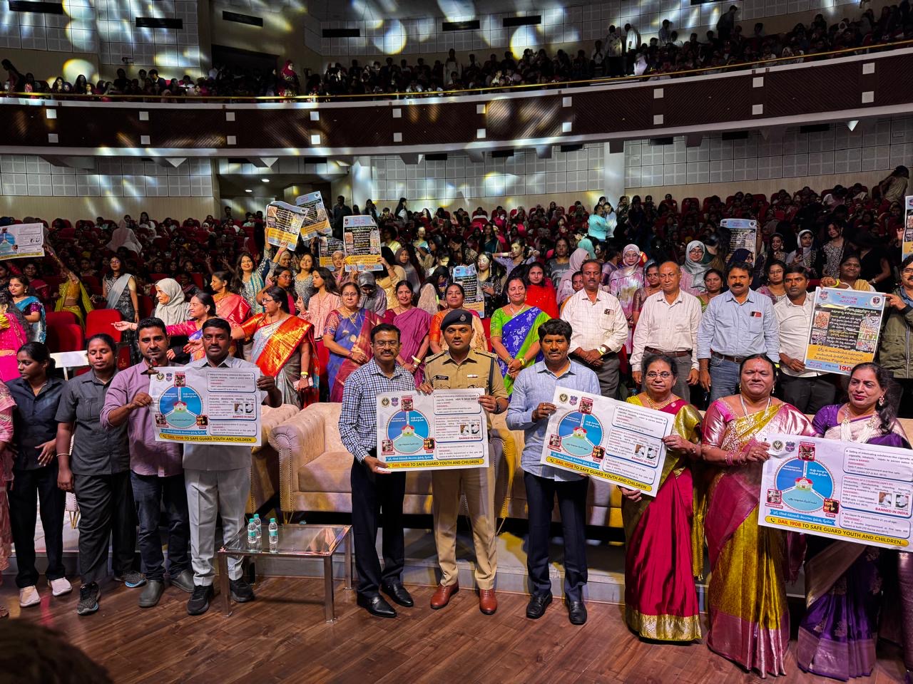 Students Join Anti-Drug Drive