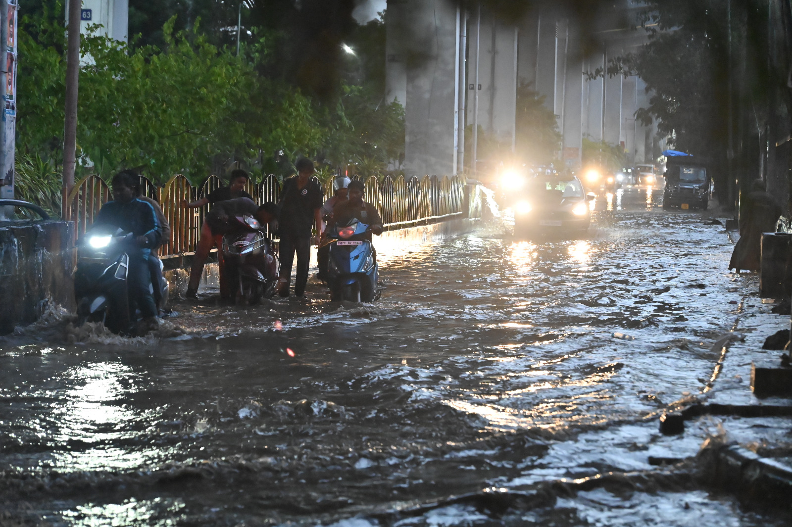 Showers Cool State, Hyderabad Slows in Evening Rain