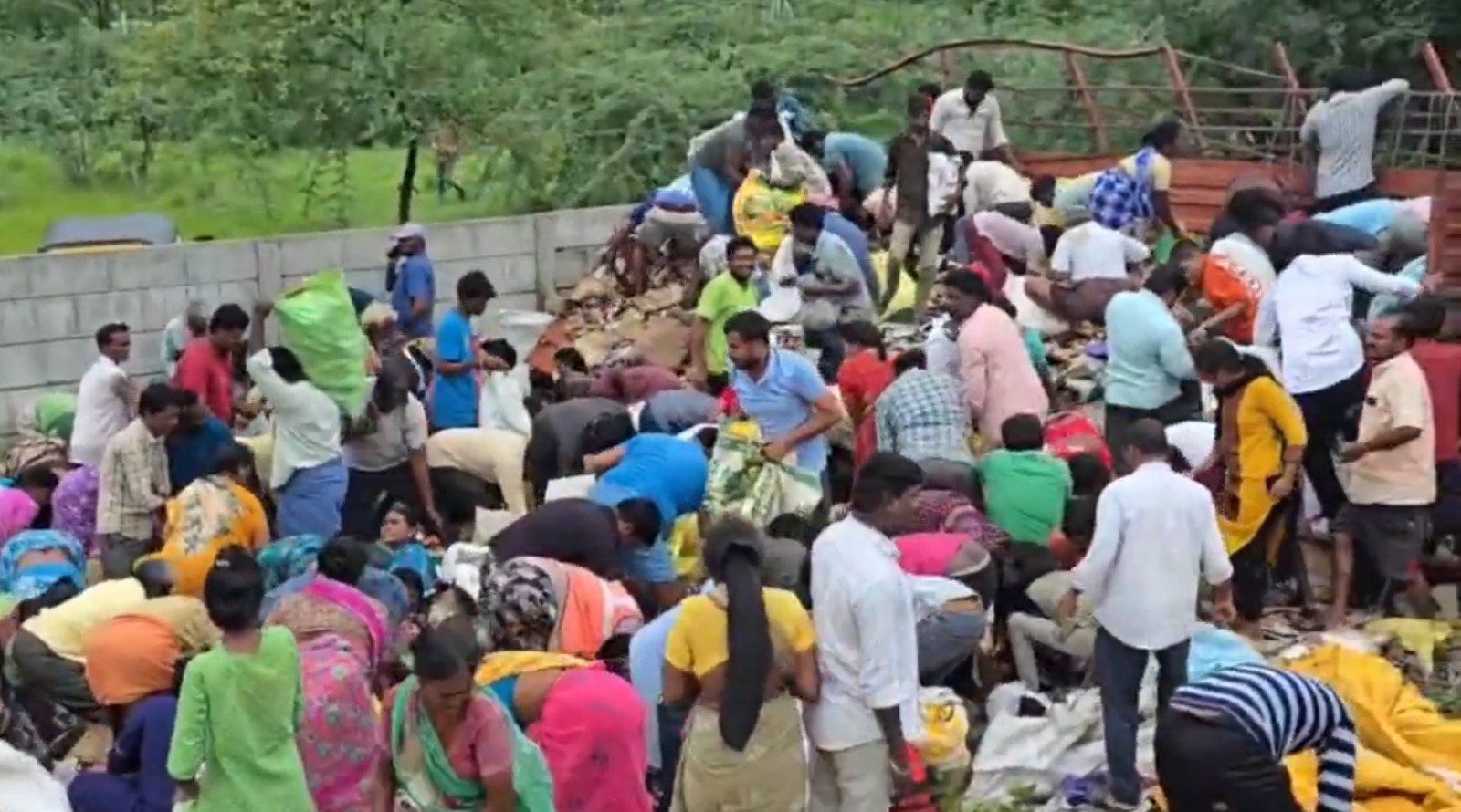 Apple-Laden DCM Overturns on Warangal–Khammam Highway, Crowd Loots Fruit