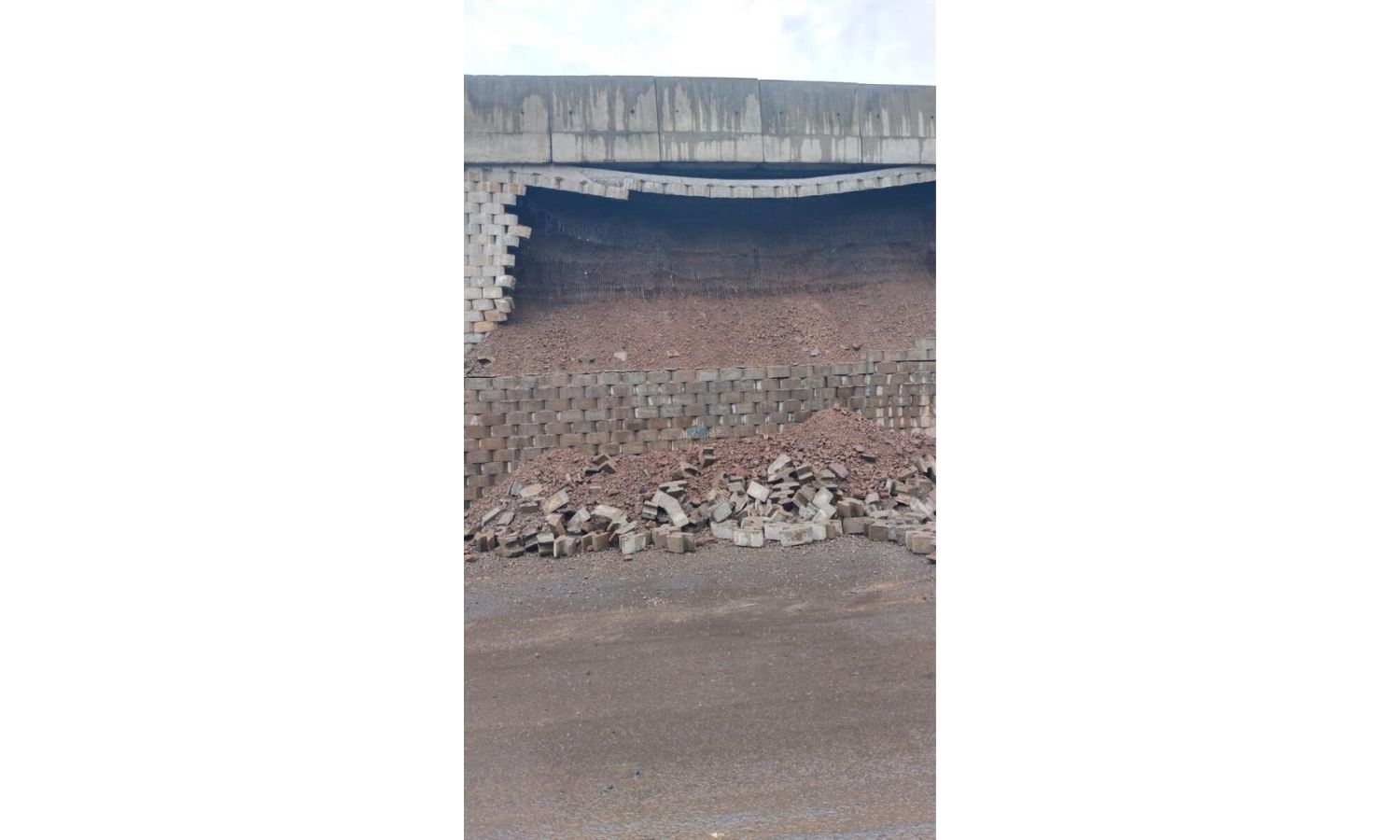 Pune‑Bengaluru Highway Embankment Collapses Amid Construction