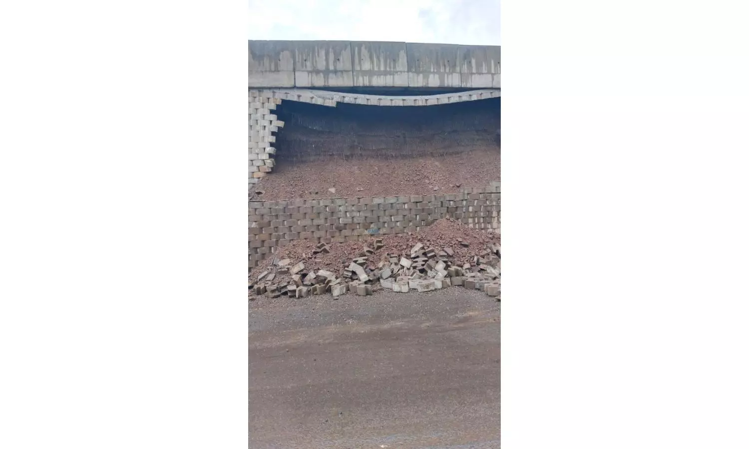 Erosion Of Under-construction Approach Embankment On Pune-Bengaluru Highway Erosion Of Under-construction Approach Embankment On Pune-Bengaluru Highway