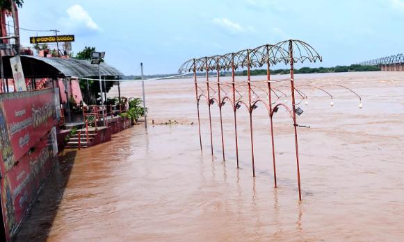Godavari in Spate, First Danger Warning Issued at Bhadrachalam
