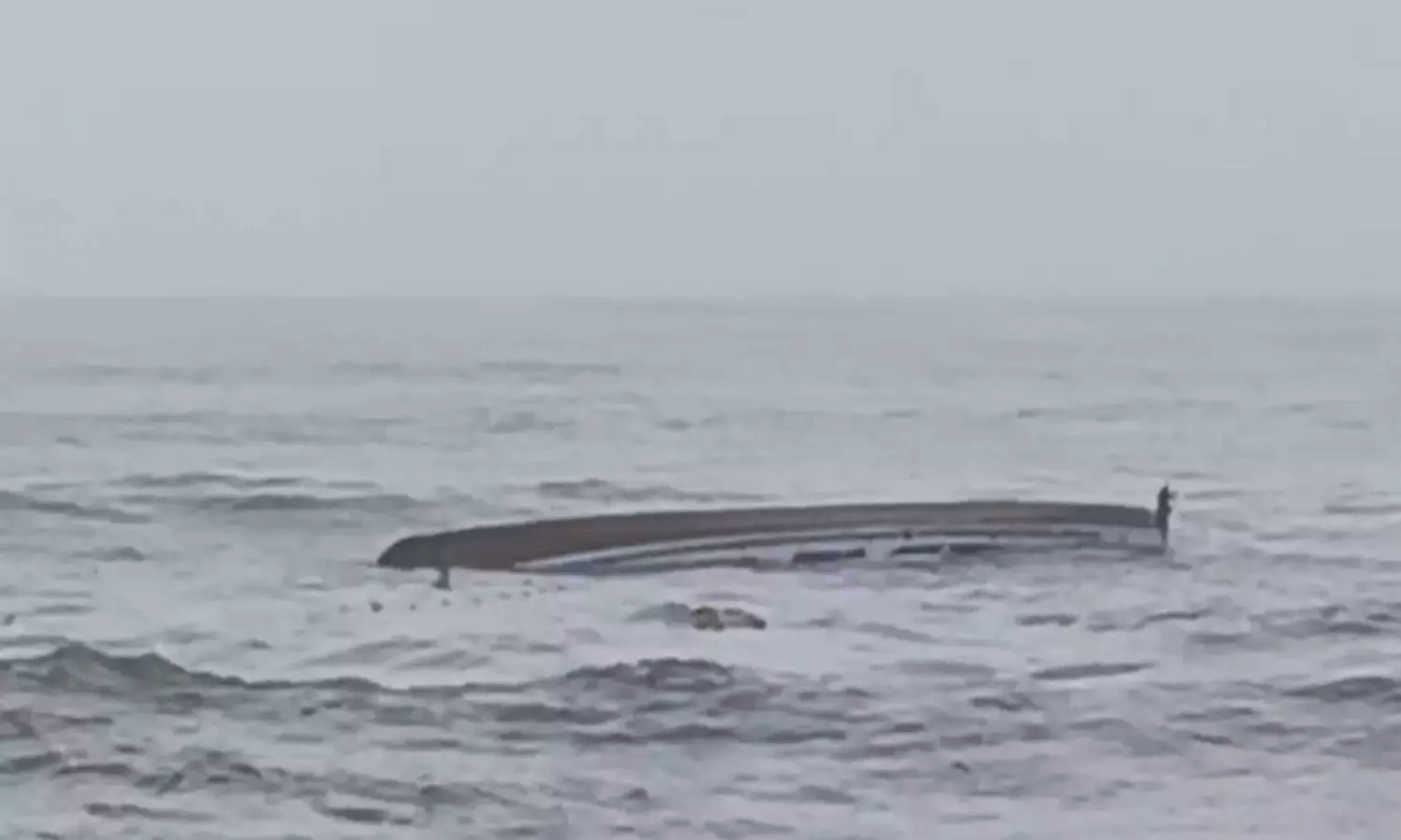 Fisherman killed; man, son missing after boat capsizes off Kollam coast Fisherman killed; man, son missing after boat capsizes off Kollam coast