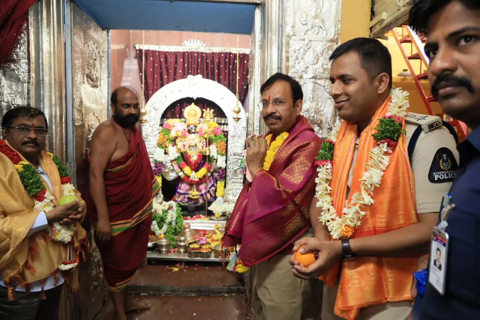 Sajjanar Offers Prayers at Lal Darwaza Temple Ahead of Bonalu Festival Sajjanar Offers Prayers at Lal Darwaza Temple Ahead of Bonalu Festival
