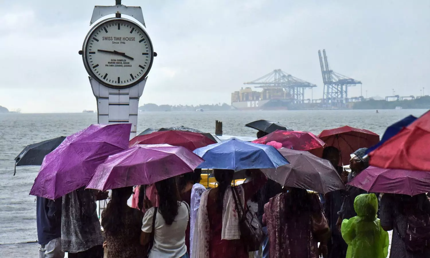 Heavy Rains Continue To Batter Kerala: Red Alert in 7 Districts Heavy Rains Continue To Batter Kerala: Red Alert in 7 Districts