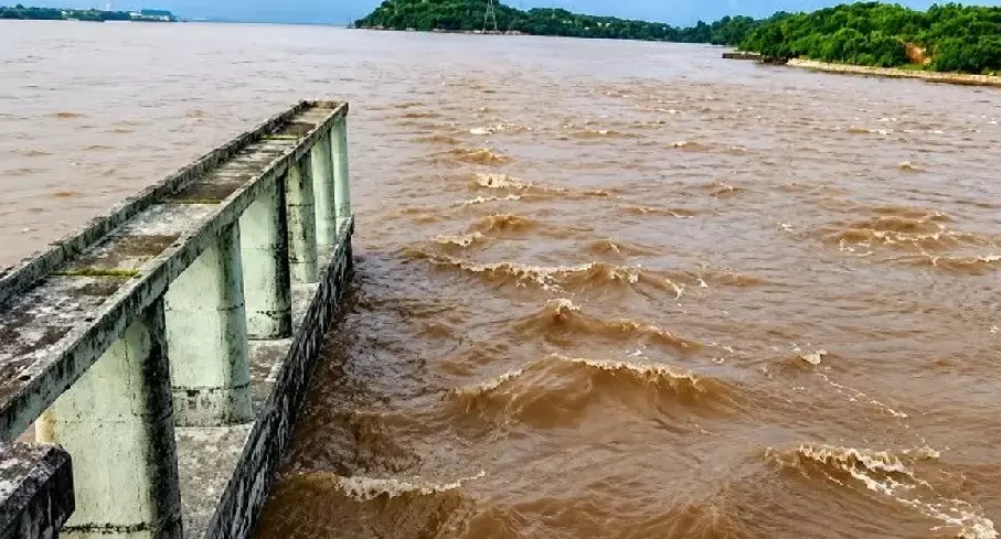 Mahanadi Swells, Flood Threat Looms Large In Odisha; Several Breaches Reported Mahanadi Swells, Flood Threat Looms Large In Odisha; Several Breaches Reported