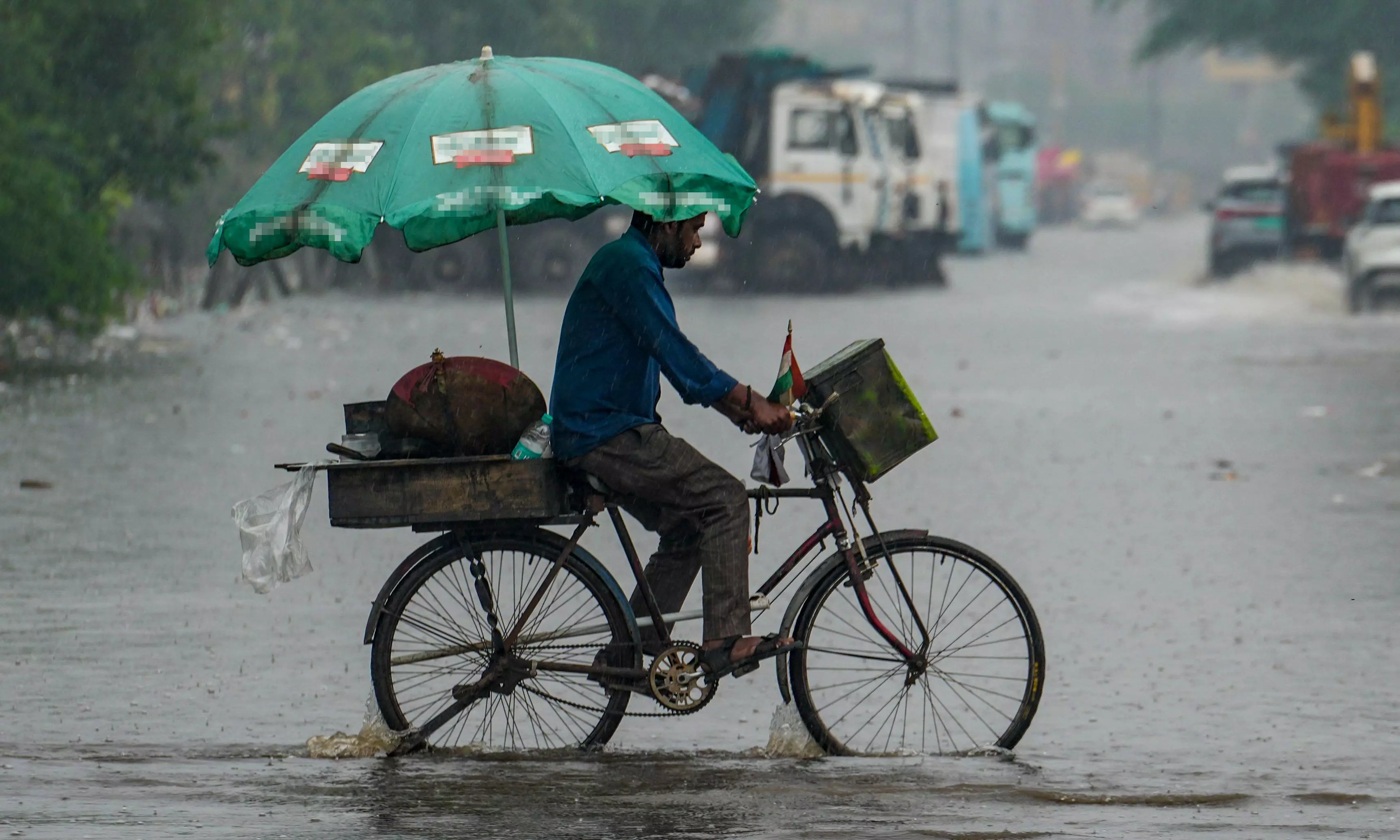 IMD Issues Red Alert for Heavy Rain, Storms in Gujarat, Kerala IMD Issues Red Alert for Heavy Rain, Storms in Gujarat, Kerala