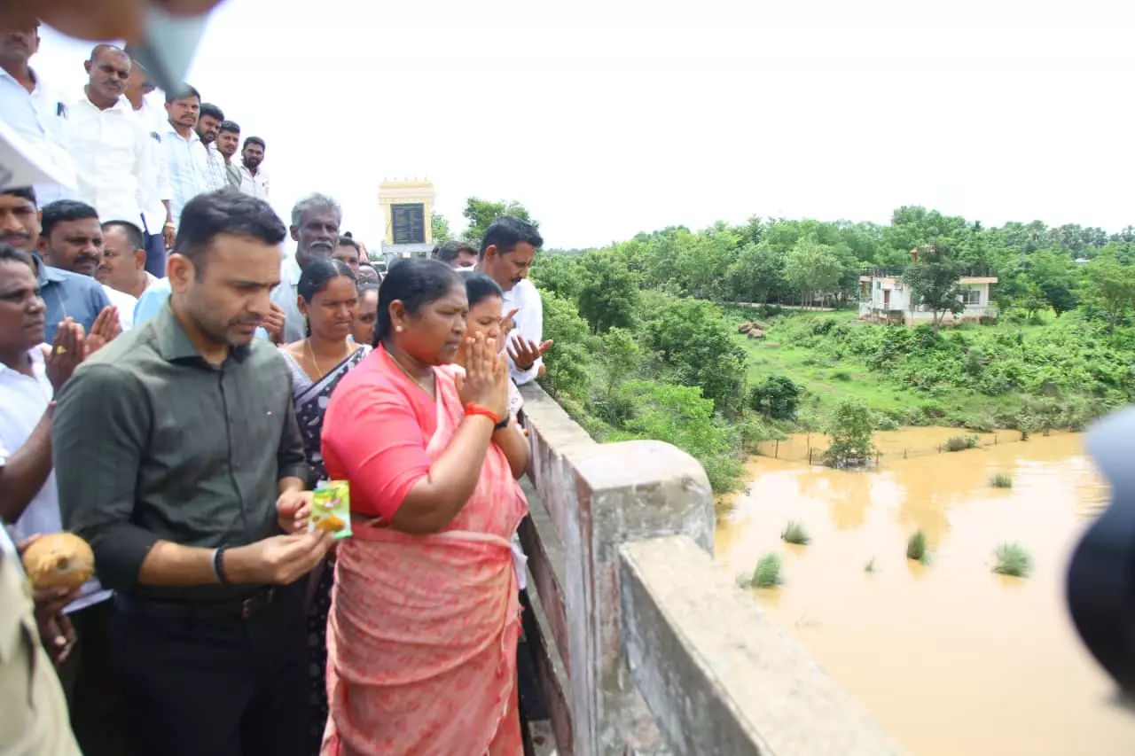 Seethakka Offers Special Prayers for Floodwaters to Subside Seethakka Offers Special Prayers for Floodwaters to Subside