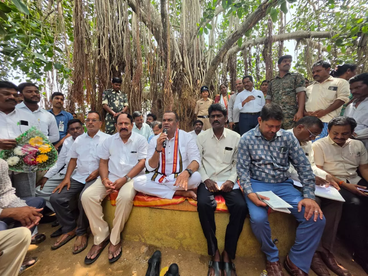 Komatireddy Holds Rachabanda under Banyan Tree, Hears Peoples Grievances Komatireddy Holds Rachabanda under Banyan Tree, Hears Peoples Grievances
