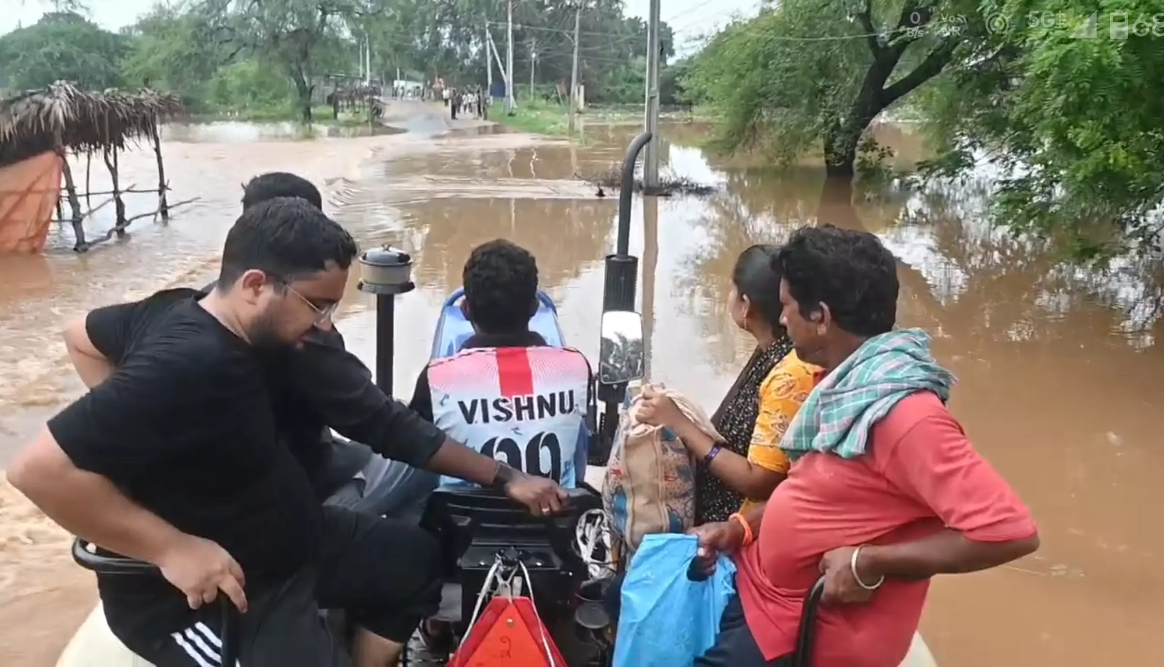 Floods Cut Off 100 Villages In Godavari Districts Floods Cut Off 100 Villages In Godavari Districts