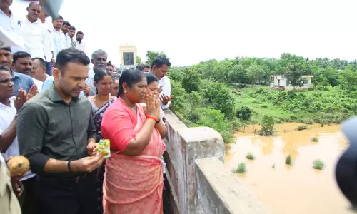 Seethakka Offers Special Prayers for Floodwaters to Subside Seethakka Offers Special Prayers for Floodwaters to Subside