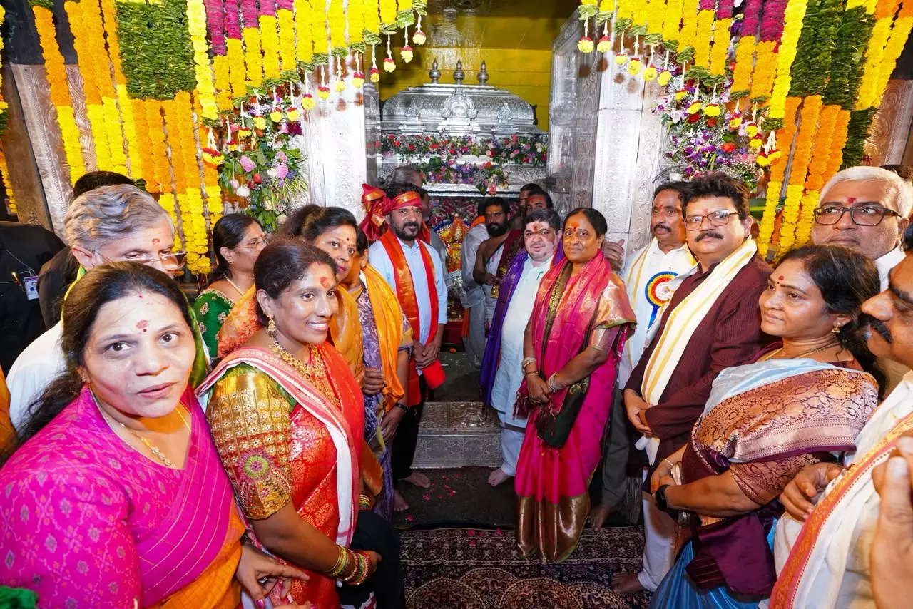 Revanth Reddy Offers Prayers at Ujjaini Mahankali Temple as Bonalu Begins Revanth Reddy Offers Prayers at Ujjaini Mahankali Temple as Bonalu Begins