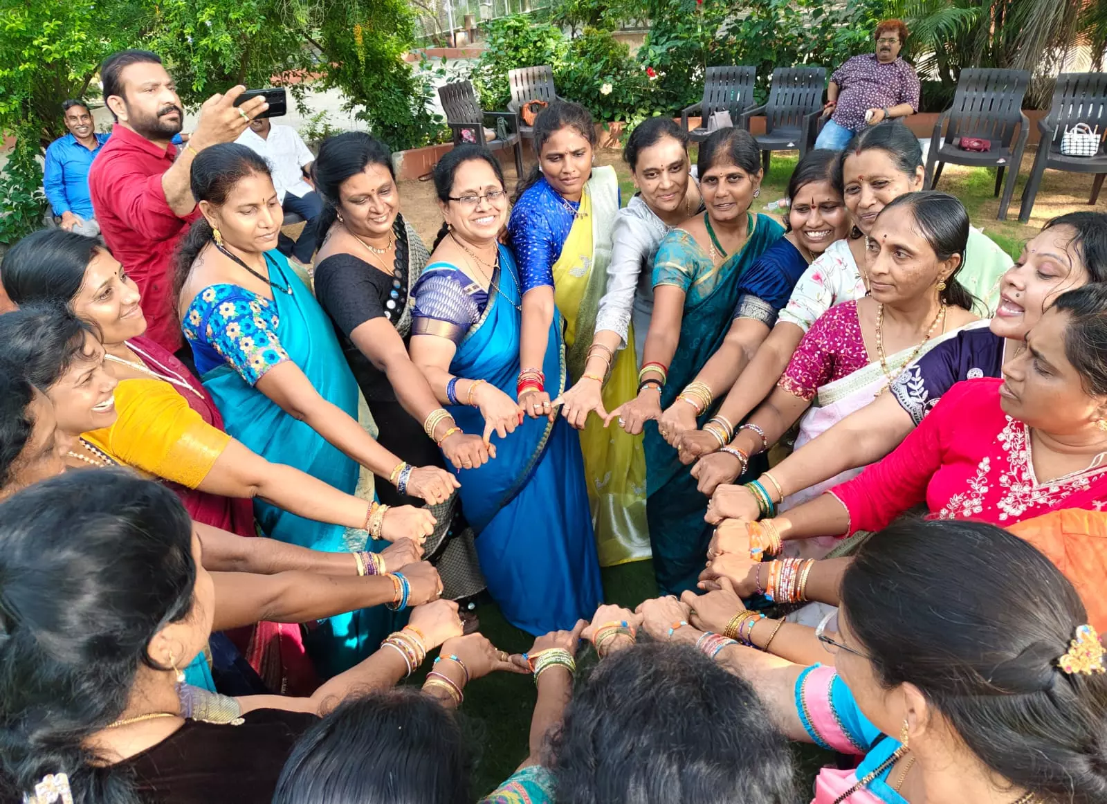 Telangana: Parks, Cafes And Tourist Spots Bustle As Youngsters Celebrate Bonds Of Friendship Telangana: Parks, Cafes And Tourist Spots Bustle As Youngsters Celebrate Bonds Of Friendship