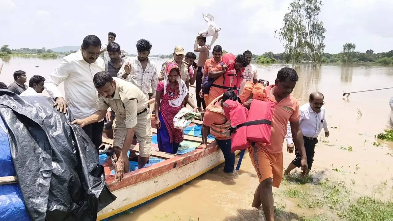 Godavari Floods Subside; Road Network Remains Disrupted Godavari Floods Subside; Road Network Remains Disrupted