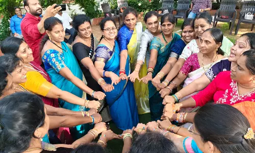 Telangana: Parks, Cafes And Tourist Spots Bustle As Youngsters Celebrate Bonds Of Friendship Telangana: Parks, Cafes And Tourist Spots Bustle As Youngsters Celebrate Bonds Of Friendship