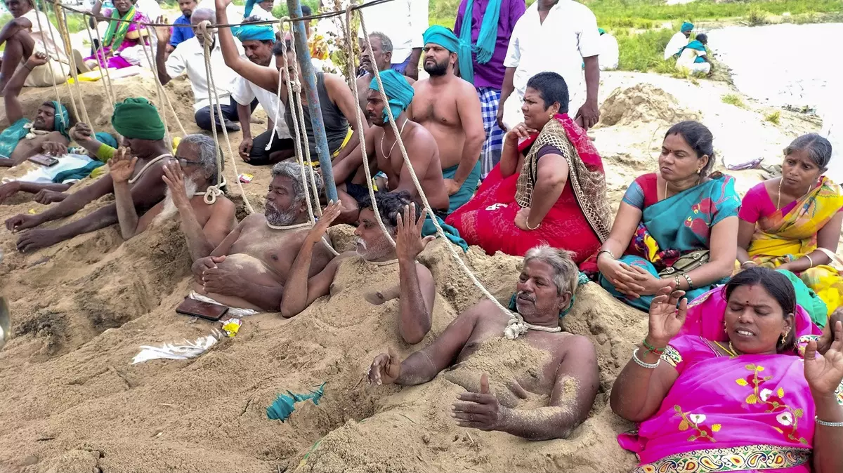Farmers Bury Themselves in Sand, Demand Immediate Cauvery Water Release Farmers Bury Themselves in Sand, Demand Immediate Cauvery Water Release