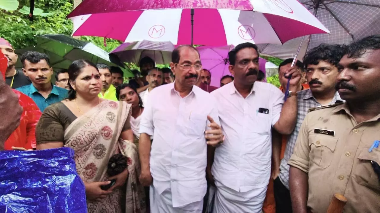 KSEB Staffer Swims Across Swollen River to Restore Power, Minister Hails Him KSEB Staffer Swims Across Swollen River to Restore Power, Minister Hails Him