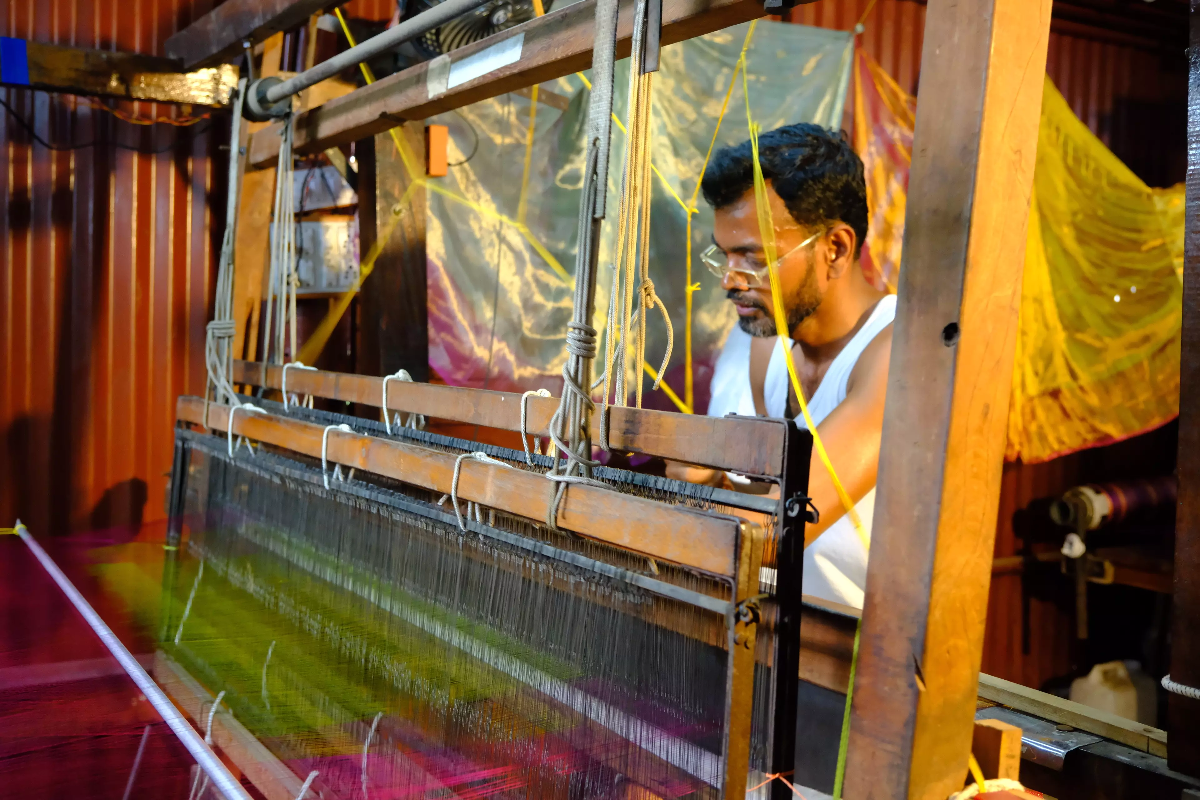 Sircilla Weaver Completes Silk Sari in 170 Minutes Sircilla Weaver Completes Silk Sari in 170 Minutes