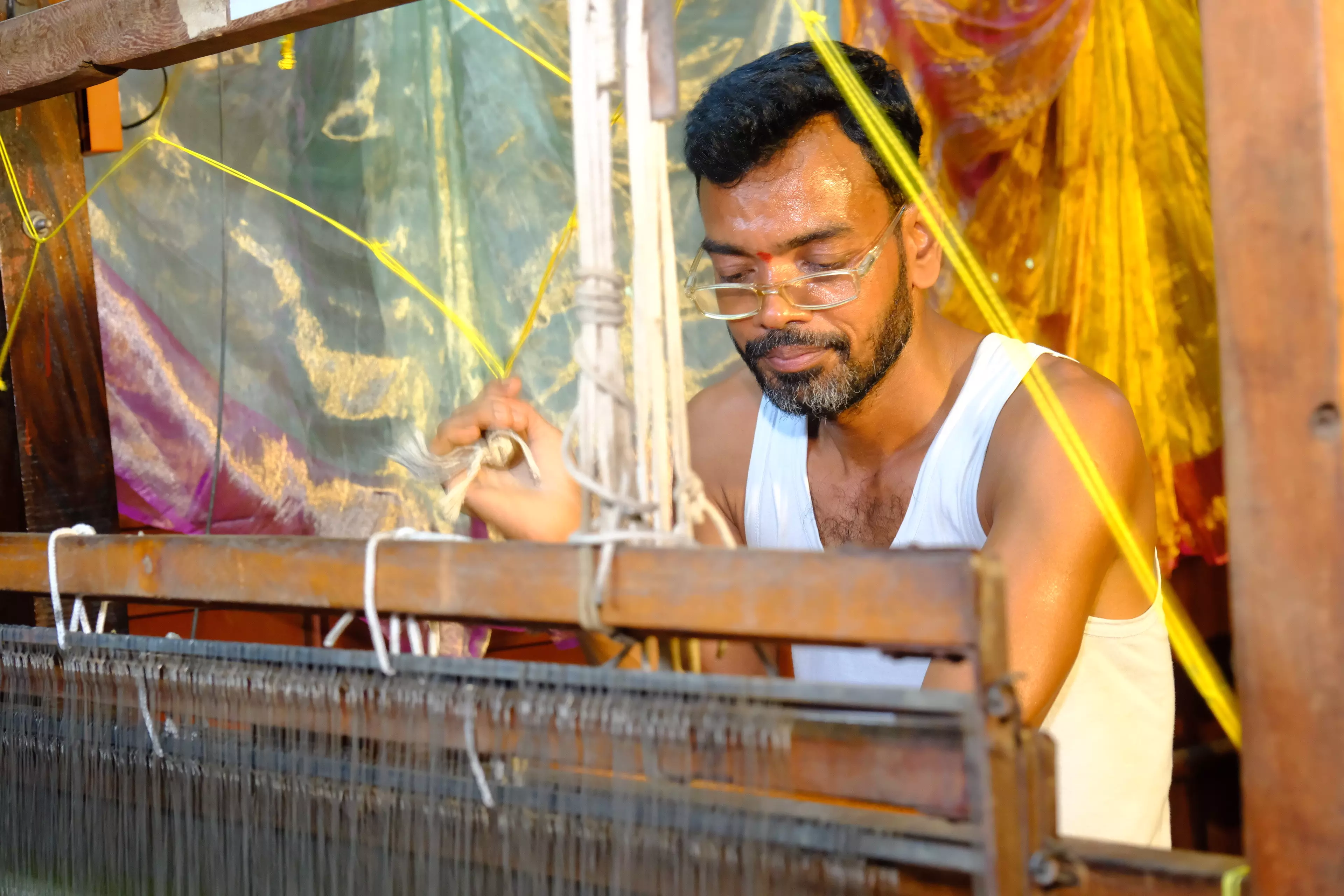 Sircilla Weaver Completes Silk Sari in 170 Minutes Sircilla Weaver Completes Silk Sari in 170 Minutes