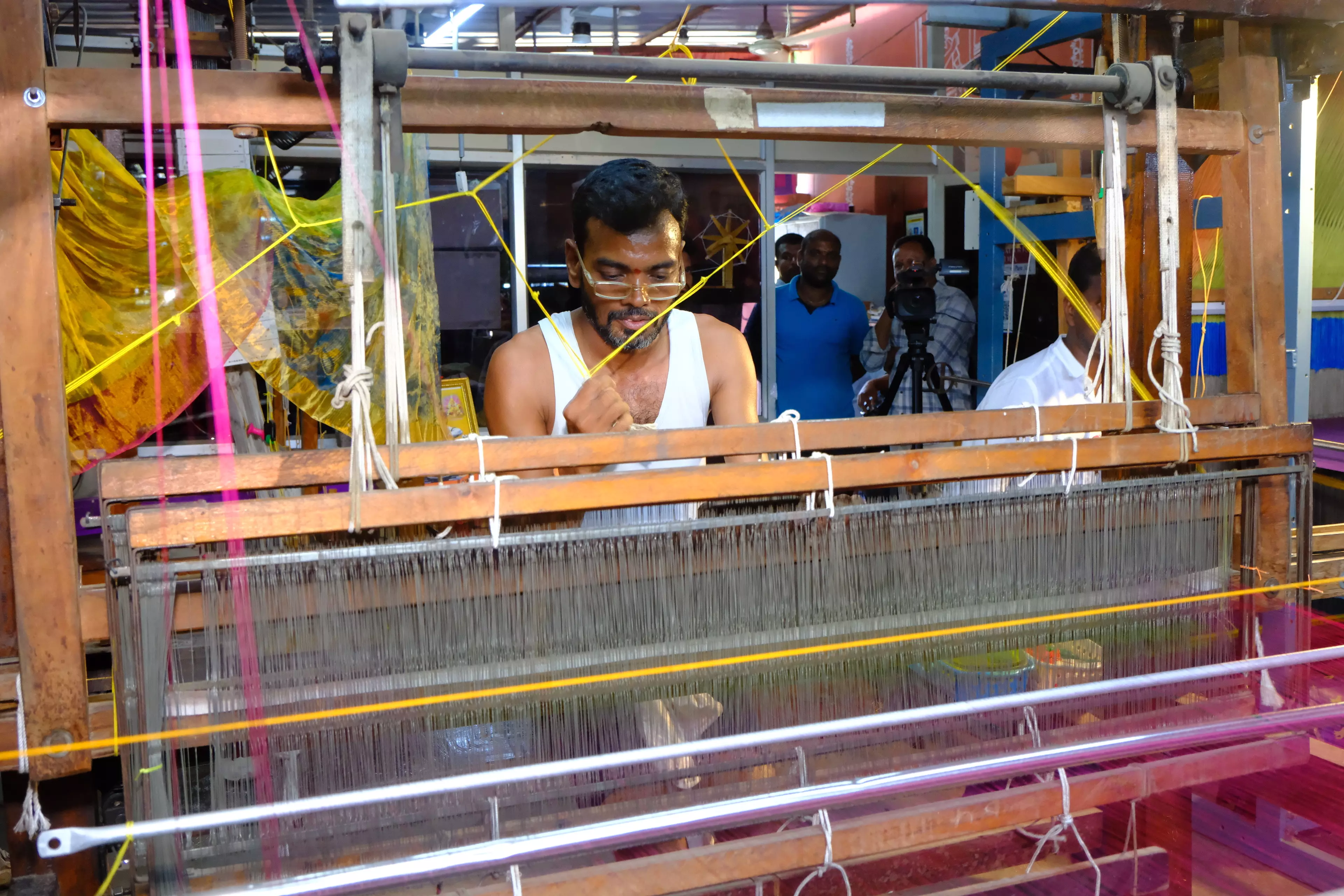Sircilla Weaver Completes Silk Sari in 170 Minutes Sircilla Weaver Completes Silk Sari in 170 Minutes