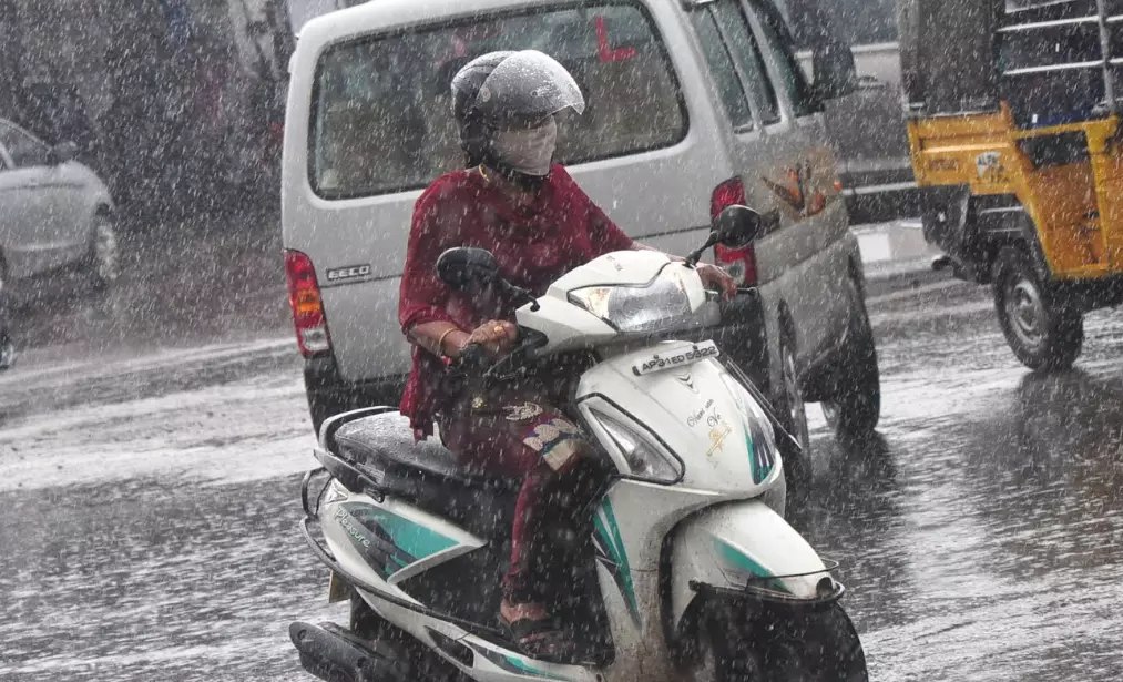 Heavy Rains Likely in Several Telangana Districts Till 9 AM Heavy Rains Likely in Several Telangana Districts Till 9 AM