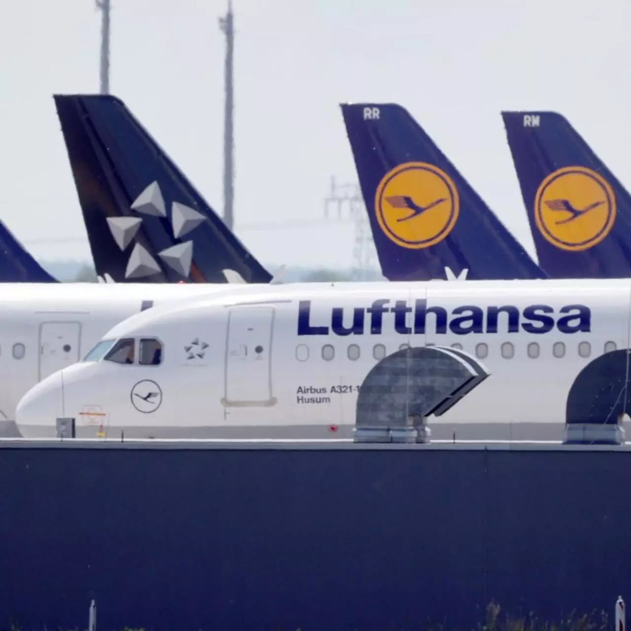 Lufthansa Shares Nosedive After Airline Cuts Outlook On West Asia War Lufthansa Shares Nosedive After Airline Cuts Outlook On West Asia War