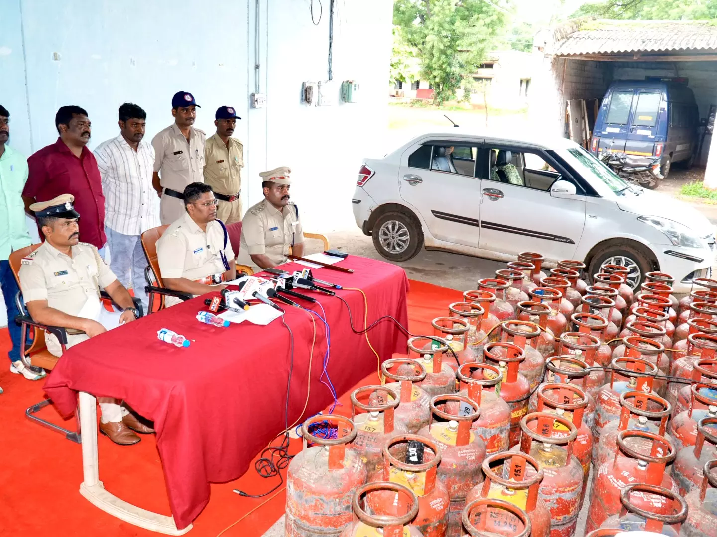 Karnataka: Four Arrested For Stealing LPG Cylinders From Schools Across Bidar District; 55 Cylinders Recovered Karnataka: Four Arrested For Stealing LPG Cylinders From Schools Across Bidar District; 55 Cylinders Recovered