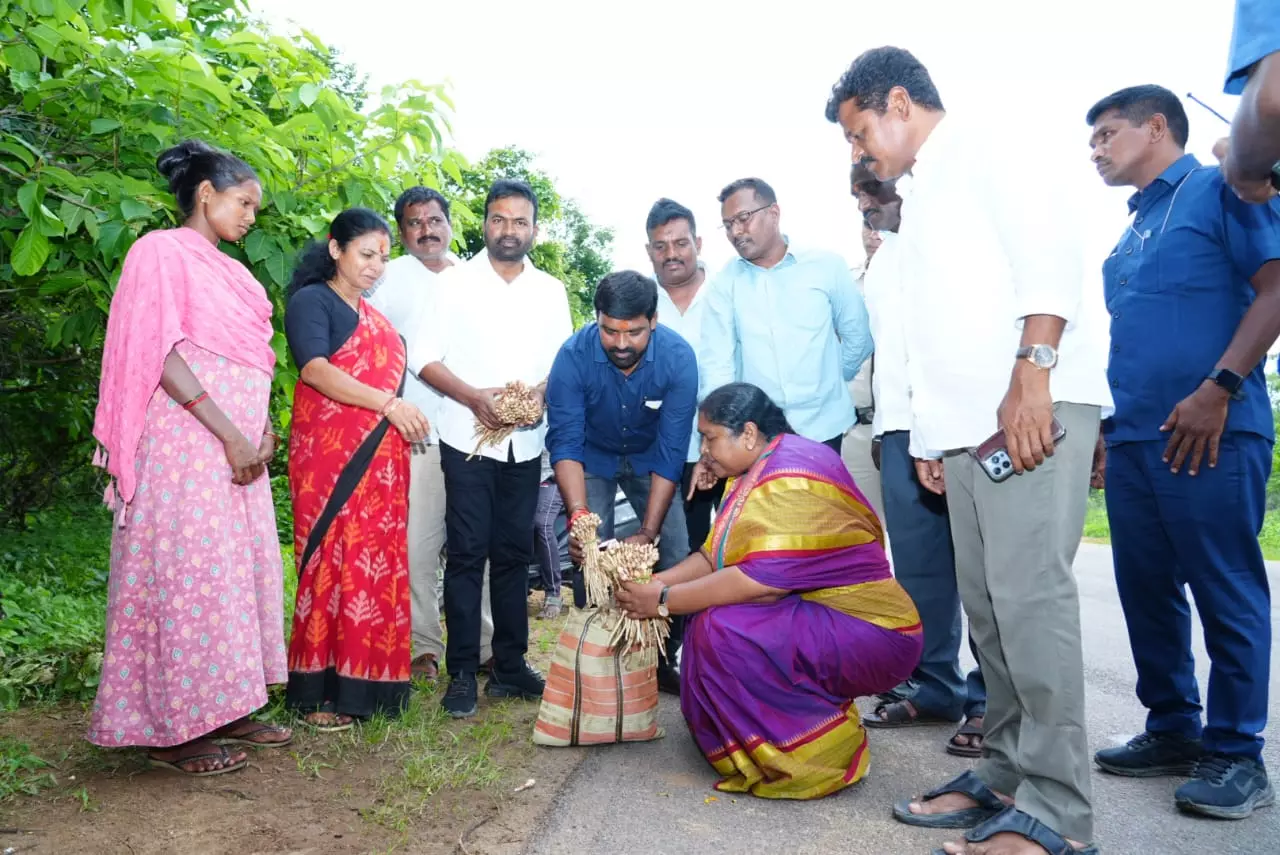 Telangana: Minister Seethakka Buys Wild Mushrooms From Tribal Woman During Mulugu Tour Telangana: Minister Seethakka Buys Wild Mushrooms From Tribal Woman During Mulugu Tour