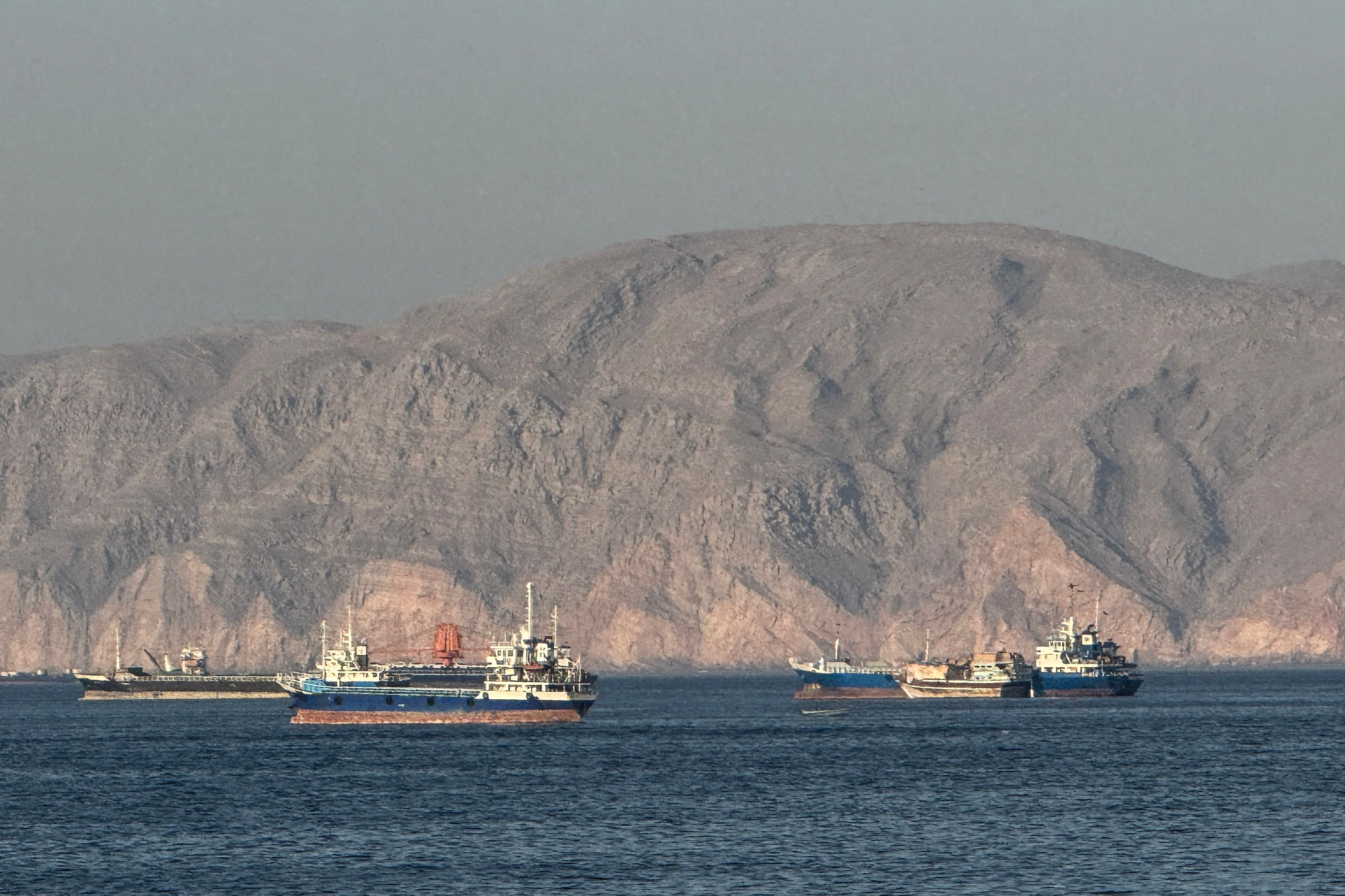 US Nears Interim Deal With Iran, Oman to Reopen Strait of Hormuz