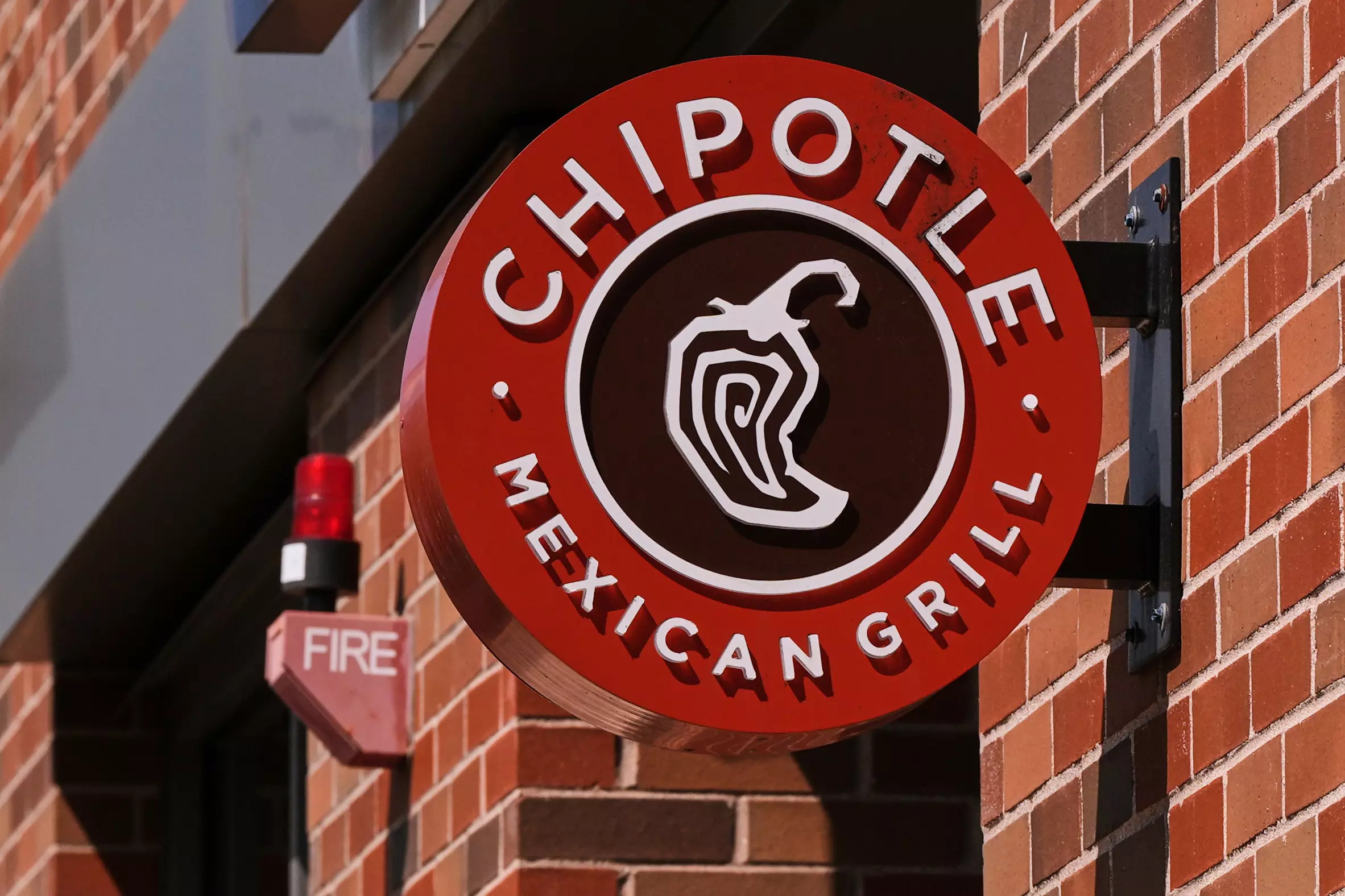 US: Chipotle Pulls Jalapeños Over Salmonella Outbreak Probe US: Chipotle Pulls Jalapeños Over Salmonella Outbreak Probe