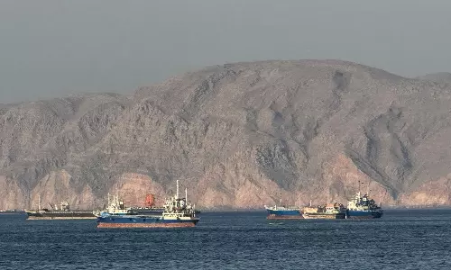 US Nears Interim Deal With Iran, Oman to Reopen Strait of Hormuz US Nears Interim Deal With Iran, Oman to Reopen Strait of Hormuz