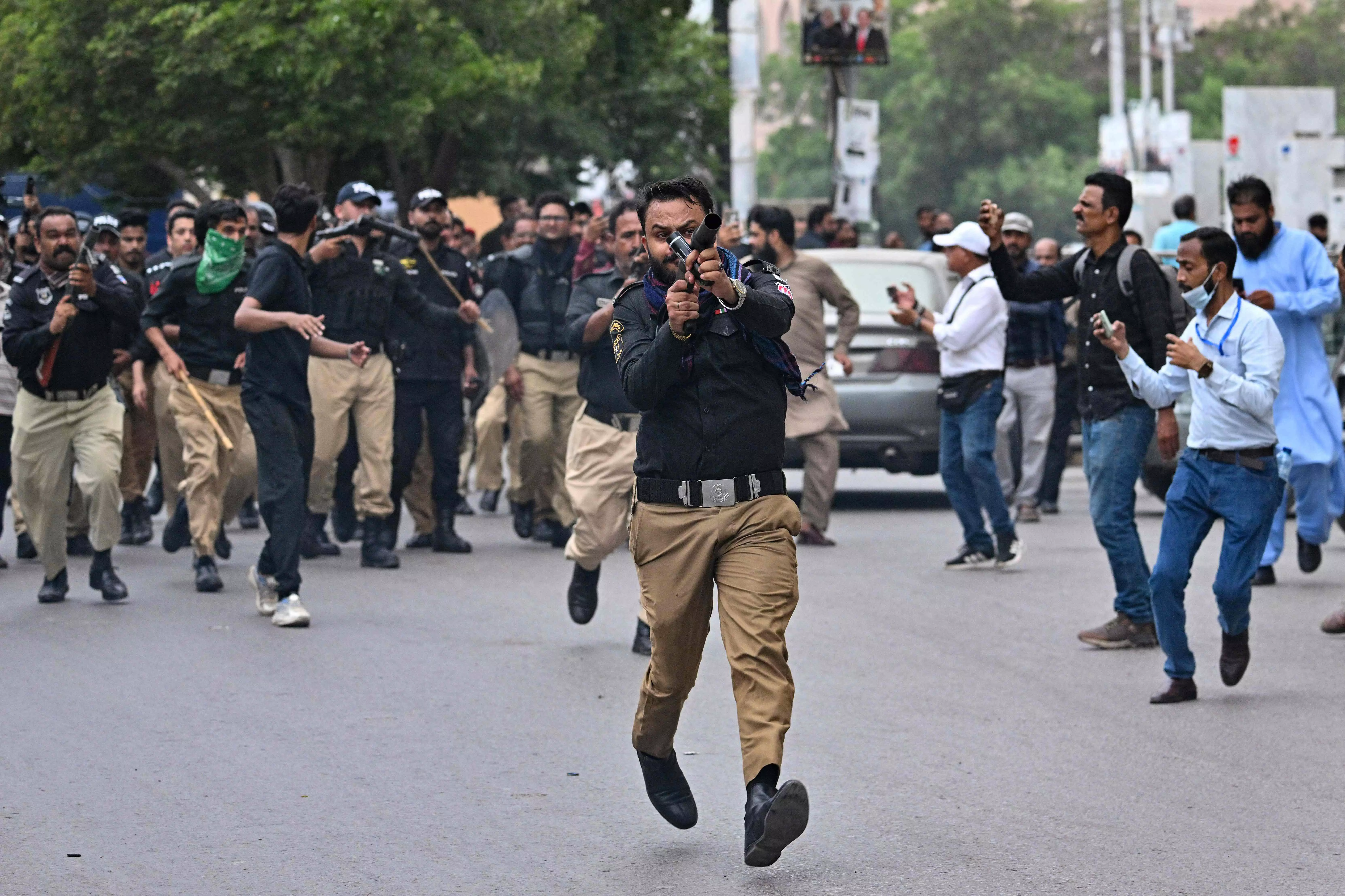 Imran Khan Supporters Protest Across Pakistan, over 100 Held Imran Khan Supporters Protest Across Pakistan, over 100 Held