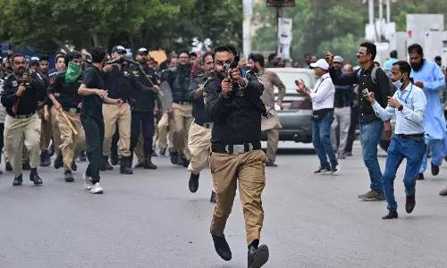 Imran Khan Supporters Protest Across Pakistan, over 100 Held Imran Khan Supporters Protest Across Pakistan, over 100 Held
