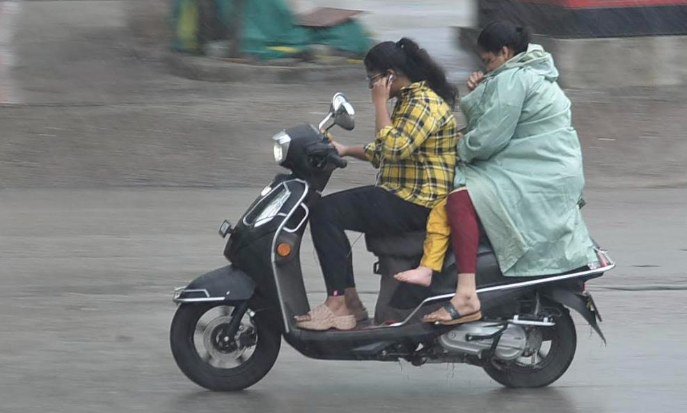 Moderate Rain Likely in Several Telangana Districts Till 10 AM