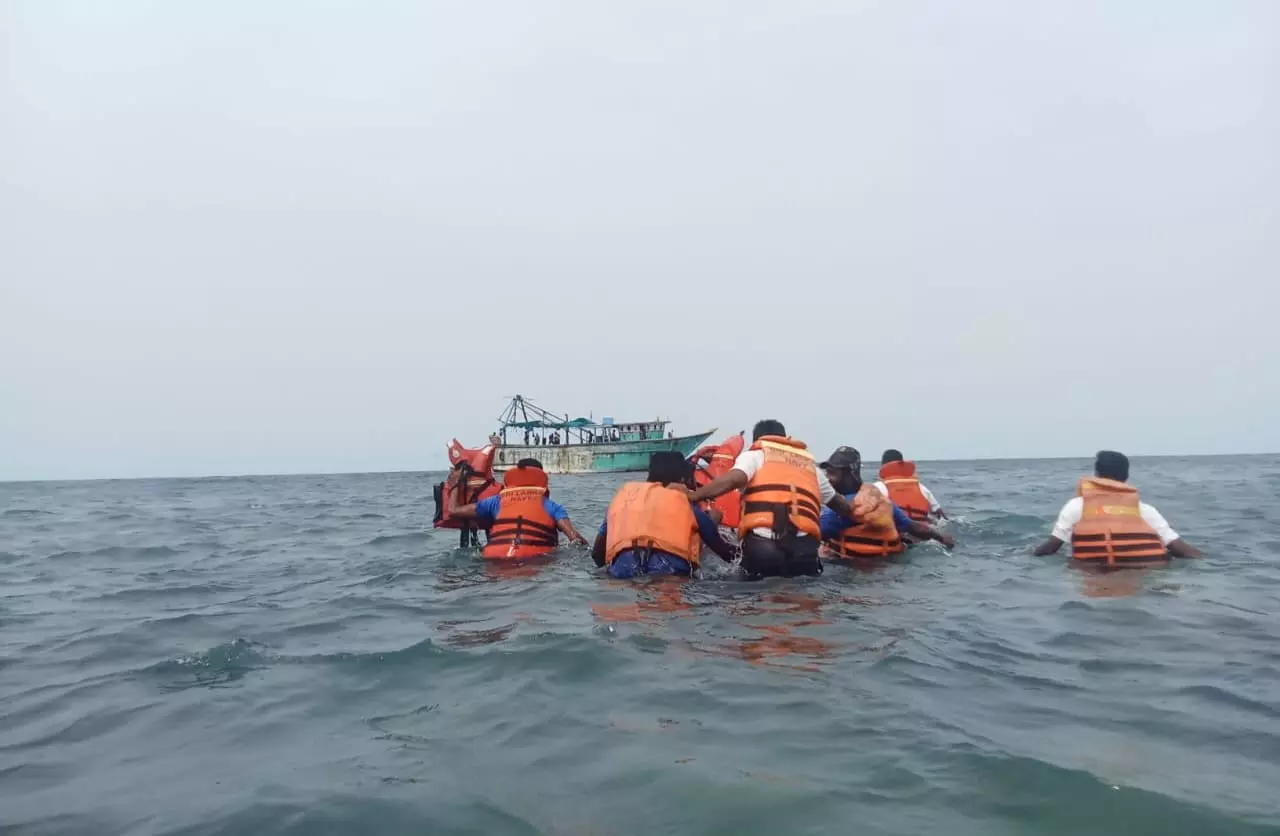 Boat From Rameswaram Runs Aground In Lankan Waters, Fishermen Rescued Boat From Rameswaram Runs Aground In Lankan Waters, Fishermen Rescued