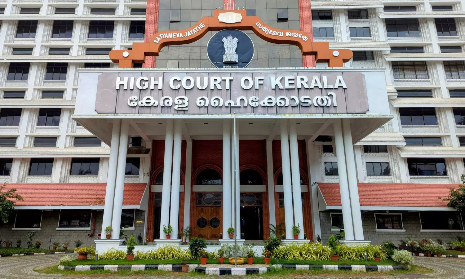 Kerala HC Quashes Case Against Former UDF MLAs Over 2015 Assembly Brawl Kerala HC Quashes Case Against Former UDF MLAs Over 2015 Assembly Brawl