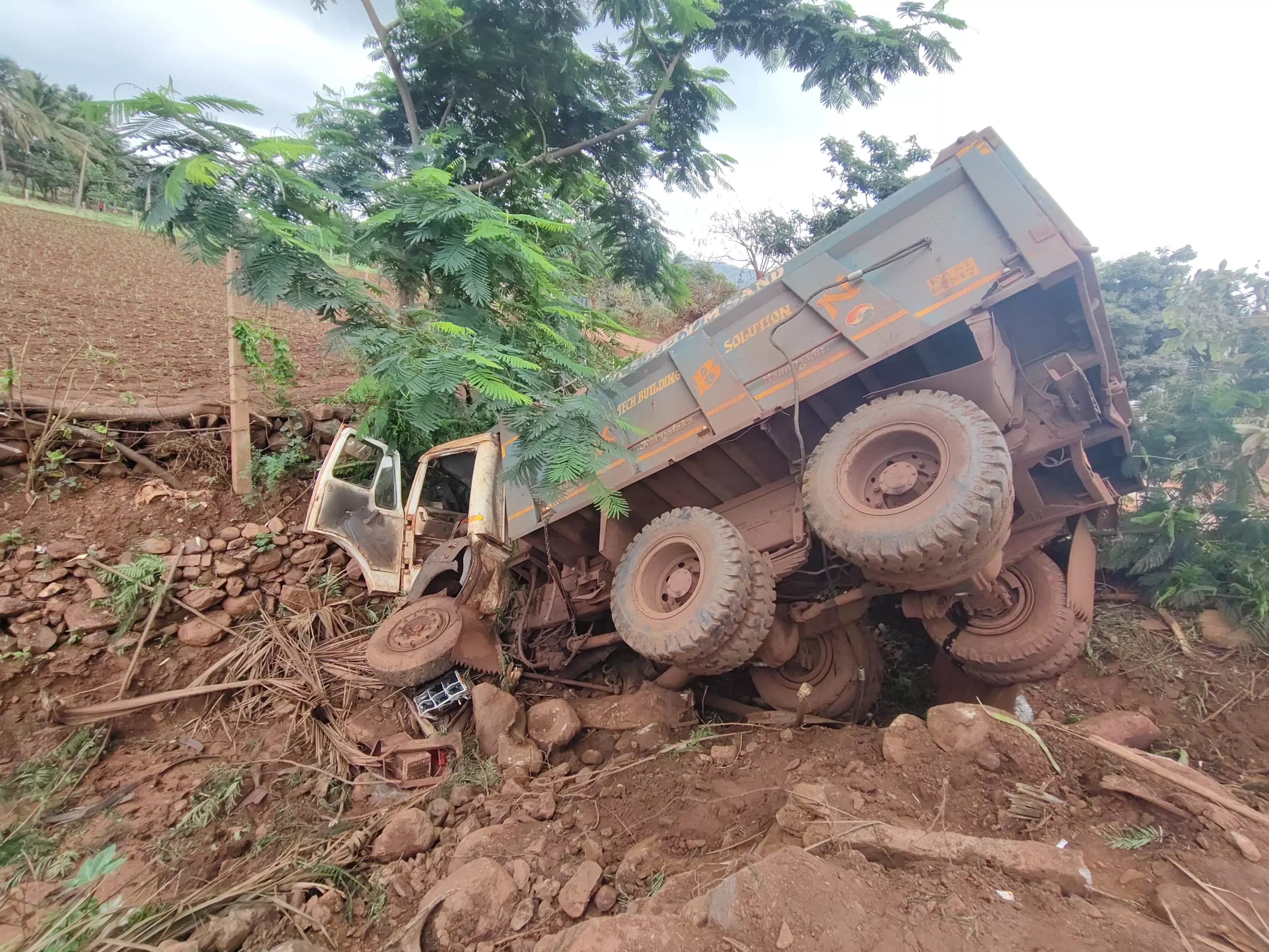 Ballari: Speeding Tipper Kills Two Pedestrians Ballari: Speeding Tipper Kills Two Pedestrians