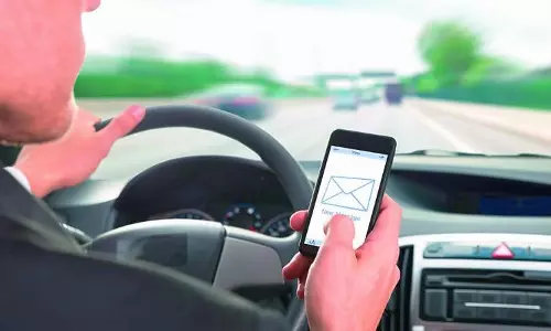 Use Of Mobile Phones Causing Nearly 2% Of Fatal Road Accidents In India Use Of Mobile Phones Causing Nearly 2% Of Fatal Road Accidents In India
