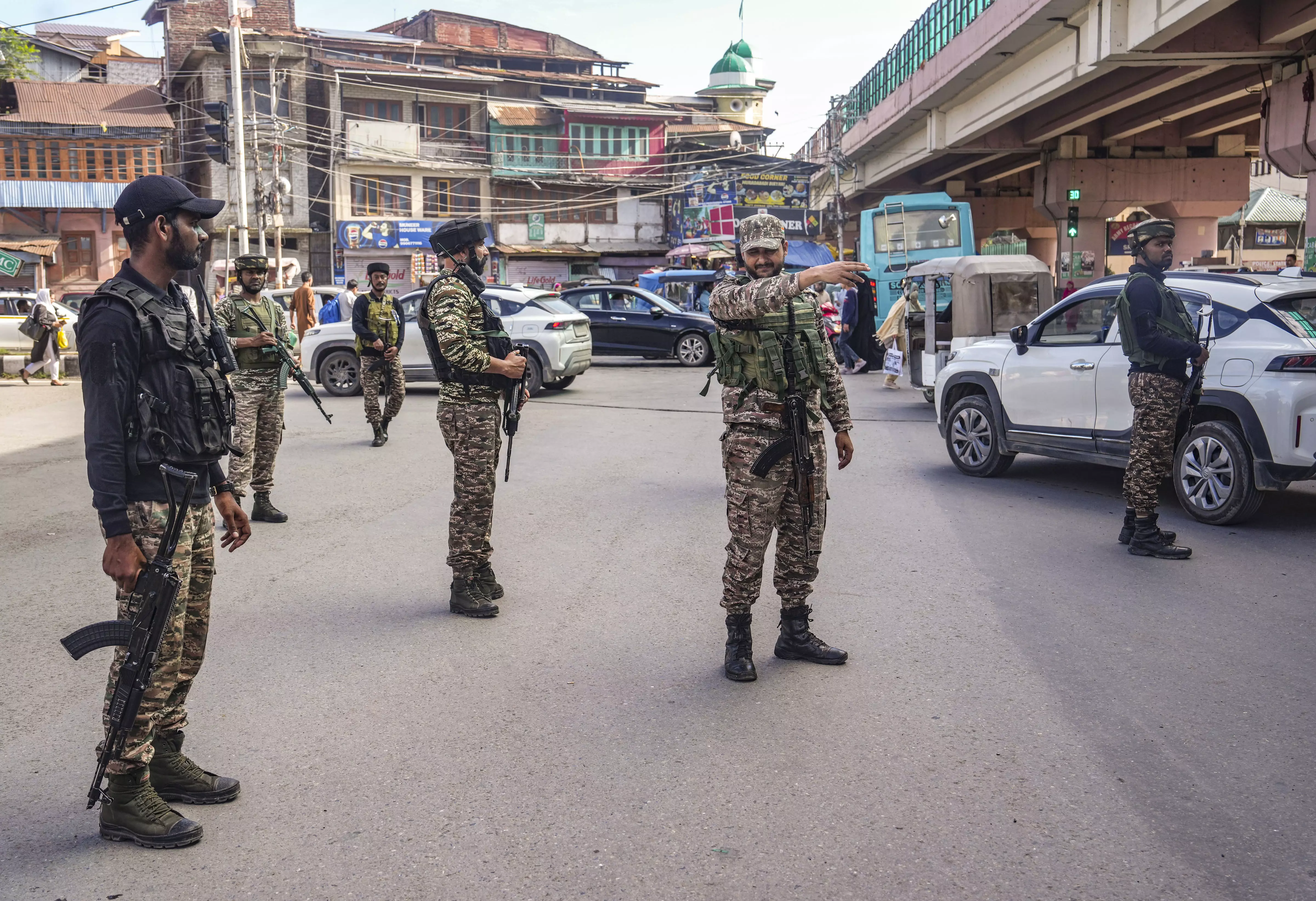 J&K Police Raid Multiple Valley Locations in Terror Crackdown J&K Police Raid Multiple Valley Locations in Terror Crackdown