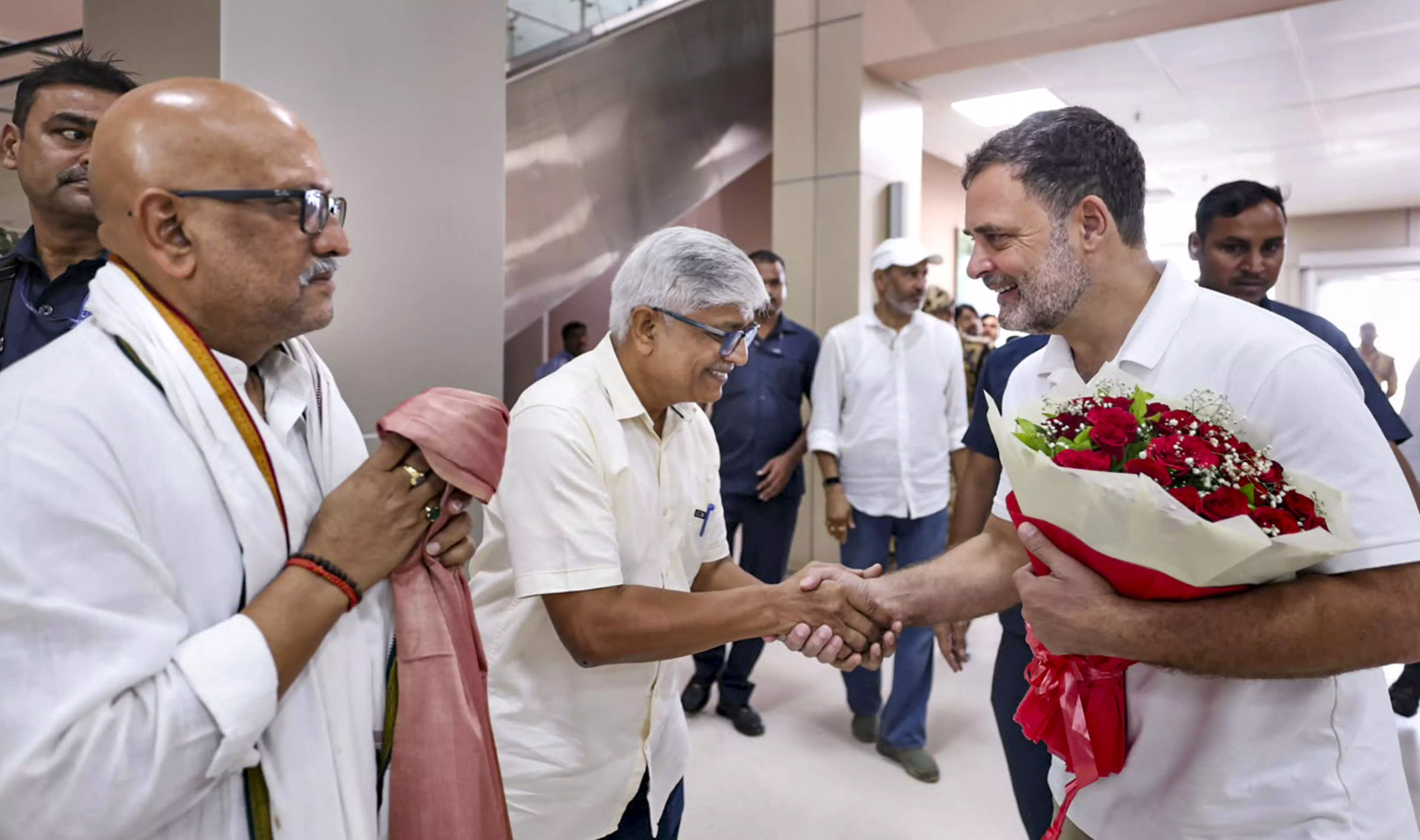 Rahul Gandhi Reaches Prayagraj for ‘Chhatron Ki Goonj’ Event Rahul Gandhi Reaches Prayagraj for ‘Chhatron Ki Goonj’ Event