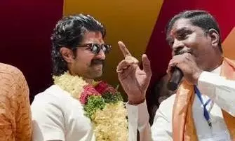 Vijay Devarakonda Visits Mahankali Temple Vijay Devarakonda Visits Mahankali Temple
