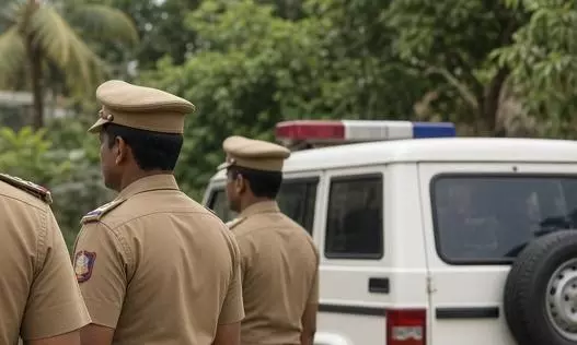 Tiruchys Wireless Road Residents Hail Cops for Rescuing Three Girls Tiruchys Wireless Road Residents Hail Cops for Rescuing Three Girls